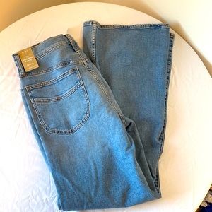 Madewell 11” High-Rise Flare. Medium wash Jeans. Size 30 NWT